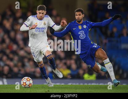 06. April 2022 - Chelsea gegen Real Madrid - UEFA Champions League - Viertelfinale - Erstes Bein - Stamford Bridge Federico Valverde und Ruben Loftus-Cheek während des Champions-League-Spiels auf der Stamford Bridge Bildnachweis: © Mark Pain / Alamy Live News Stockfoto