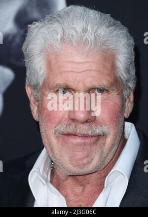 Hollywood, Usa. 07. April 2022. HOLLYWOOD, LOS ANGELES, KALIFORNIEN, USA - 07. APRIL: Ron Perlman kommt zur Los Angeles-Premiere von AMCs 'Better Call Saul'-Saison 6, die am 7. April 2022 in Hollywood, Los Angeles, Kalifornien, USA, in der Hollywood American Legion Theatre Post 43 stattfand. (Foto von Xavier Collin/Image Press Agency) Quelle: Image Press Agency/Alamy Live News Stockfoto