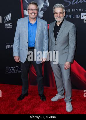 Hollywood, Usa. 07. April 2022. HOLLYWOOD, LOS ANGELES, KALIFORNIEN, USA - 07. APRIL: Vince Gilligan und Peter Gould kommen zur Los Angeles Premiere von AMCs 'Better Call Saul'-Saison 6, die am 7. April 2022 in der Hollywood American Legion Theatre Post 43 in Hollywood, Los Angeles, Kalifornien, USA, stattfand. (Foto von Xavier Collin/Image Press Agency) Quelle: Image Press Agency/Alamy Live News Stockfoto