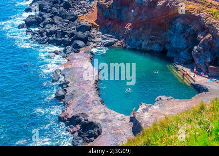 Pontinha do Topo Naturpool auf der Insel Sao Jorge auf den Azoren, Portugal. Stockfoto