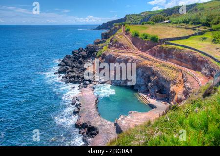 Pontinha do Topo Naturpool auf der Insel Sao Jorge auf den Azoren, Portugal. Stockfoto