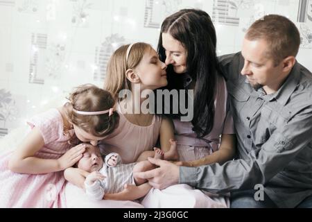 Glückliche Familie mit einem hübschen neugeborenen Baby. Stockfoto