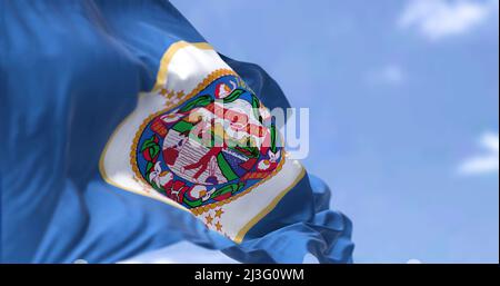 Die US-Staatsflagge von Minnesota winkt im Wind. Minnesota ist ein Staat im oberen Mittleren Westen der Vereinigten Staaten. Demokratie und Unabhängigkeit. Stockfoto