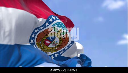 Die US-Staatsflagge von Missouri winkt im Wind. Missouri ist ein Staat im Mittleren Westen der Vereinigten Staaten. Demokratie und Unabhängigkeit. Stockfoto