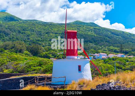 Holzwindmühle auf der Insel Sao Jorge auf den Azoren, Portugal. Stockfoto