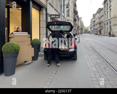 Straßburg, Frankreich - 7. April 2022: Menschen, die in den kleinen Pflegelasten mehrere Kartons beladen Stockfoto