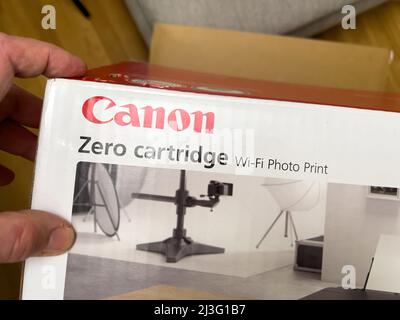 London, großbritannien - AP 3, 2022: Karton eines neuen Canon PIXMA G550 Single-Function-Druckers mit sechs nachfüllbaren Tintentanks auf Farbstoffbasis, mit Zero Cartridge Stockfoto