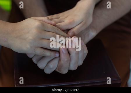 Kinder beten zu Hause mit den Eltern, Familie beten zusammen, Online-Gruppenanbetung, Weltgebetstag, Internationaler Tag des Gebets, Hoffnung, Dankbarkeit Stockfoto