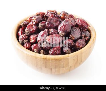 Wild Rose getrocknete Beeren in Houten auf weißem Hintergrund mit Freistellungspfad isoliert Stockfoto