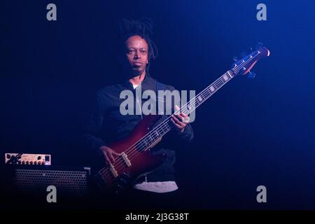 Gran Teatro Morato, Brescia, Italien, 07. April 2022, Bassist in Cory Wong 2022 Europatournee während Cory Wong - 2022 Herbst Tour - Musikkonzert Stockfoto