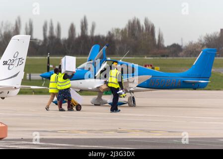 London Southend Airport, Essex, Großbritannien. 8. April 2022. Rund 20 britische Piloten fliegen von britischen Flughäfen wie dem London Southend Airport in Essex in ihren eigenen kleinen Privatflugzeugen kostenlos nach Polen. Die Geschäftspartner Rob Garbutt und Patrick Doyle haben LunarAid ins Leben gerufen, um gemeinsam mit Wohltätigkeitsorganisationen in Polen und der Ukraine tausende Trauma-Kits, Defibrillatoren und lebensunterstützende Maschinen schneller als der Straßenverkehr liefern zu lassen. Sie fliegen mit einem Cirrus- und einem Diamond Twin-Flugzeug für Flüge, die etwa fünf Stunden lang zu einem Flughafen in der Nähe der ukrainischen Grenze dauern werden Stockfoto