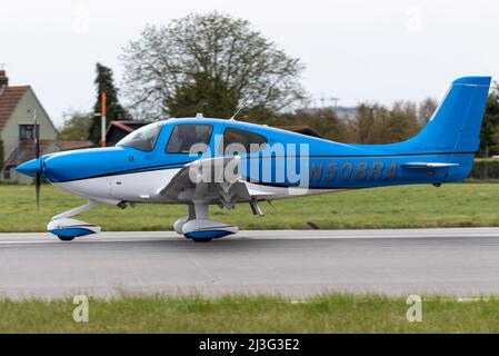 London Southend Airport, Essex, Großbritannien. 8. April 2022. Rund 20 britische Piloten fliegen von britischen Flughäfen wie dem London Southend Airport in Essex in ihren eigenen kleinen Privatflugzeugen kostenlos nach Polen. Die Geschäftspartner Rob Garbutt und Patrick Doyle haben LunarAid ins Leben gerufen, um gemeinsam mit Wohltätigkeitsorganisationen in Polen und der Ukraine tausende Trauma-Kits, Defibrillatoren und lebensunterstützende Maschinen schneller als der Straßenverkehr liefern zu lassen. Sie fliegen mit einem Cirrus- und einem Diamond Twin-Flugzeug für Flüge, die etwa fünf Stunden lang zu einem Flughafen in der Nähe der ukrainischen Grenze dauern werden Stockfoto