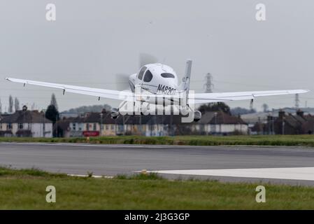 London Southend Airport, Essex, Großbritannien. 8. April 2022. Rund 20 britische Piloten fliegen von britischen Flughäfen wie dem London Southend Airport in Essex in ihren eigenen kleinen Privatflugzeugen kostenlos nach Polen. Die Geschäftspartner Rob Garbutt und Patrick Doyle haben LunarAid ins Leben gerufen, um gemeinsam mit Wohltätigkeitsorganisationen in Polen und der Ukraine tausende Trauma-Kits, Defibrillatoren und lebensunterstützende Maschinen schneller als der Straßenverkehr liefern zu lassen. Sie fliegen mit einem Cirrus- und einem Diamond Twin-Flugzeug für Flüge, die etwa fünf Stunden lang zu einem Flughafen in der Nähe der ukrainischen Grenze dauern werden Stockfoto