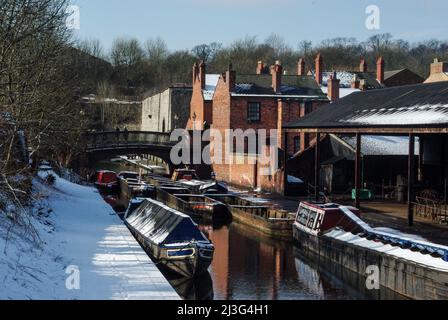 Verschneite Winterszene mit Narrowbooten auf dem Kanal, Black Country Living Museum, Dudley, West Midlands, Großbritannien Stockfoto