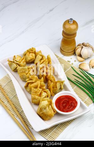 Siomay Goreng oder gebratene Knödel, ein beliebtes indonesisches Street Food, hergestellt aus Fisch und Garnelen, umwickelt mit Knödelpackung und frittiertem Fisch. Stockfoto