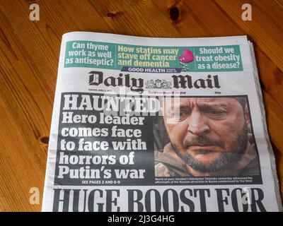 Titelseite der Daily Mail vom 5.. April 2022 mit einer Schlagzeile Haunted und einem Bild des ukrainischen Führers Wolodymyr Zelensky. Stockfoto