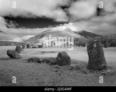 Eine Infrarotaufnahme des Castlerigg Stone Circle mit Blencathra oder Saddleback fiel darüber hinaus im English Lake District National Park, Cumbria, England. Stockfoto