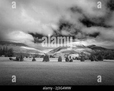 Eine Infrarotaufnahme des Castlerigg Stone Circle mit Blencathra oder Saddleback fiel darüber hinaus im English Lake District National Park, Cumbria, England. Stockfoto