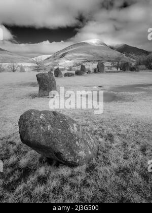 Eine Infrarotaufnahme des Castlerigg Stone Circle mit Blencathra oder Saddleback fiel darüber hinaus im English Lake District National Park, Cumbria, England. Stockfoto