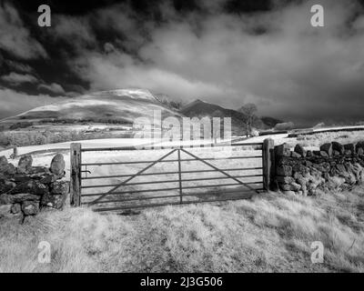 Eine Infrarotaufnahme von Blencathra oder Saddleback fiel im English Lake District National Park, Cumbria, England. Stockfoto