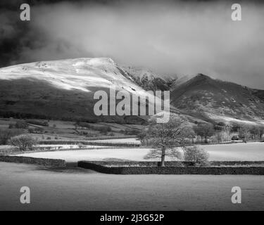 Eine Infrarotaufnahme von Blencathra oder Saddleback fiel im English Lake District National Park, Cumbria, England. Stockfoto