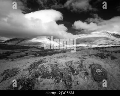 Eine Infrarotaufnahme von Lonscale Fell und Blencathra oder Saddleback im English Lake District National Park, Cumbria, England. Stockfoto