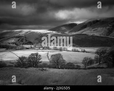 Eine Infrarotaufnahme der Goosewell Farm unterhalb von Latrigg mit Skiddaw Beyond im English Lake District National Park, Cumbria, England. Stockfoto