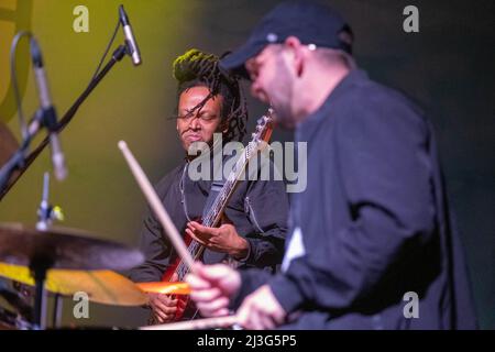 Gran Teatro Morato, Brescia, Italien, 07. April 2022, Bassist in Cory Wong 2022 Europatournee während Cory Wong - 2022 Herbst Tour - Musikkonzert Stockfoto