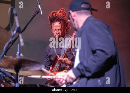 Gran Teatro Morato, Brescia, Italien, 07. April 2022, Bassist in Cory Wong 2022 Europatournee während Cory Wong - 2022 Herbst Tour - Musikkonzert Stockfoto