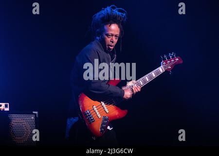 Brescia, Italien. 07. April 2022. Bassist in Cory Wong 2022 Europatour während Cory Wong - 2022 Herbst Tour, Musikkonzert in Brescia, Italien, Aprile 07 2022 Quelle: Independent Photo Agency/Alamy Live News Stockfoto