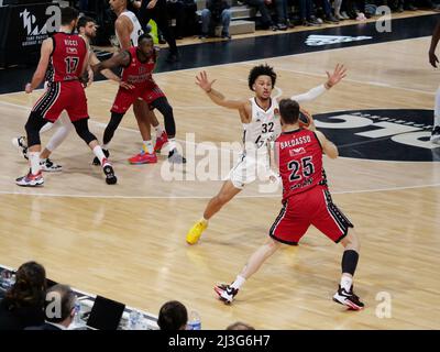 Tommaso Baldasso aus Mailand, Matthew Strazel von ASVEL während des EuroLeague-Basketballspiels der Turkish Airlines zwischen LDLC ASVEL und AX Armani Exchange Mailand am 7. April 2022 in Astroballe in Villeurbanne, Frankreich - Foto: Patrick Cannaux/DPPI/LiveMedia Stockfoto