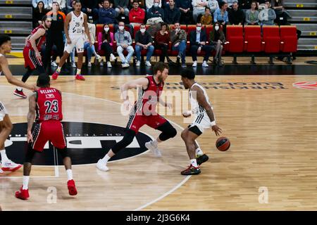 Chris Jones von ASVEL und Nicolo Melli von Mailand während des EuroLeague-Basketballspiels der Turkish Airlines zwischen LDLC ASVEL und AX Armani Exchange Mailand am 7. April 2022 in Astroballe in Villeurbanne, Frankreich - Foto: Patrick Cannaux/DPPI/LiveMedia Stockfoto