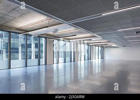 Unmöblierter Büroraum. 66 Shoe Lane, London, Großbritannien. Architekt: Stiff + Trevillion Architects, 2020. Stockfoto