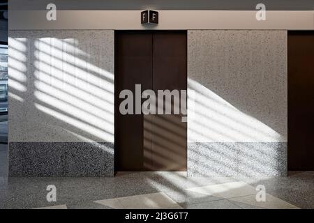 Eingehendes Sonnenlicht in der Lobby des Aufzugs. 66 Shoe Lane, London, Großbritannien. Architekt: Stiff + Trevillion Architects, 2020. Stockfoto