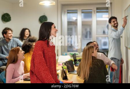 Junge Menschen in Co-Working kreativen Raum - Jugend Millennial Generation und Business-Technologie-Konzept Stockfoto