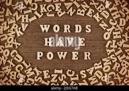 Wörter haben Power Phrase mit Holzbuchstaben auf dem Tisch gemacht, Konzept. Stockfoto