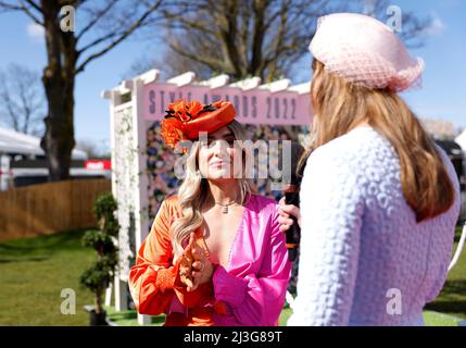 Rosie Tapner (rechts) spricht mit einem Mitglied von Never Fully Dressed während des Ladies Day auf der Aintree Racecourse, Liverpool. Bilddatum: Freitag, 8. April 2022. Stockfoto