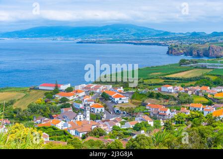 Luftaufnahme des Dorfes Santo Antonio auf der Insel Sao Miguel auf den Azoren, Portugal. Stockfoto