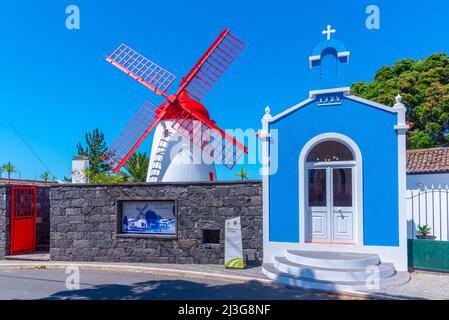 Windmühle Pico Vermelho auf der Insel Sao Miguel in Portugal. Stockfoto