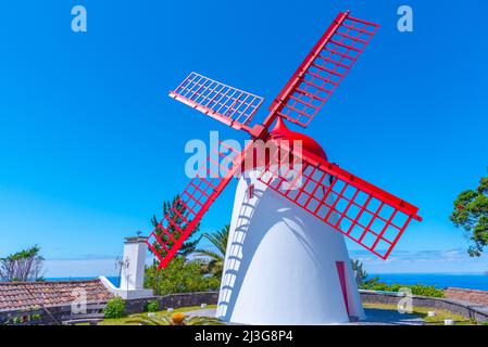 Windmühle Pico Vermelho auf der Insel Sao Miguel in Portugal. Stockfoto