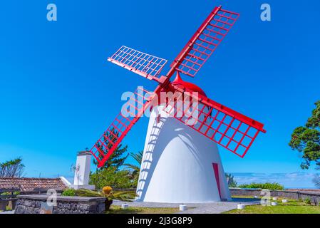 Windmühle Pico Vermelho auf der Insel Sao Miguel in Portugal. Stockfoto