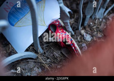 Kinderschuhe und die Flagge der Ukraine, der krieg in der Ukraine. Stockfoto