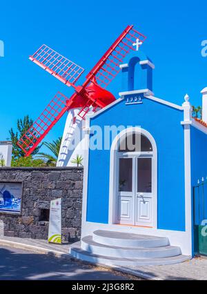 Windmühle Pico Vermelho auf der Insel Sao Miguel in Portugal. Stockfoto