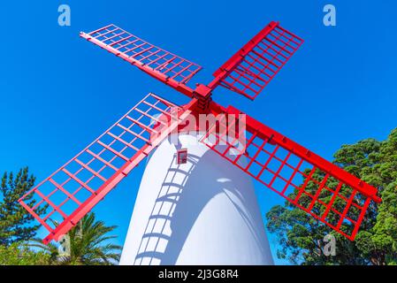 Windmühle Pico Vermelho auf der Insel Sao Miguel in Portugal. Stockfoto