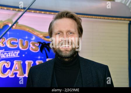 Köln, Deutschland. 07. April 2022. Der Athlet Julius Brink kommt zur Kölner Premiere des Circus Theater Roncalli Credit: Horst Galuschka/dpa/Alamy Live News Stockfoto