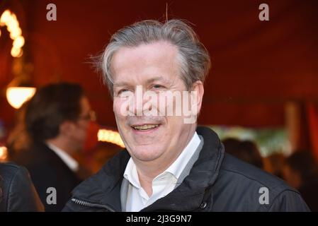 Köln, Deutschland. 07. April 2022. Christoph Kuckelkorn, Präsident des Komitees der Kölner Karnevalsfestspiele kommt zur Kölner Premiere des Circus Theater Roncalli Credit: Horst Galuschka/dpa/Alamy Live News Stockfoto