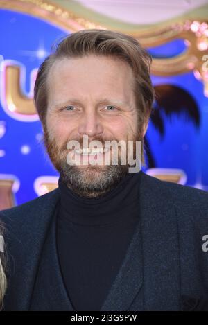 Köln, Deutschland. 07. April 2022. Der Athlet Julius Brink kommt zur Kölner Premiere des Circus Theater Roncalli Credit: Horst Galuschka/dpa/Alamy Live News Stockfoto