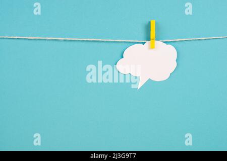 Weiße Wolke hängt an einer Zeile, leerer Textraum, blauer Hintergrund, Kommunikations- und Marketingkonzept, vernetzt sein, vernetzen Stockfoto
