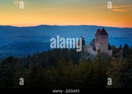 Sonnenuntergang in Kasperk Schloss, Sumava, Tschechische Republik. Kalter Tag im Sumava Nationalpark, Hügel und Dörfer im Nebel und Bergland, nebliger Blick auf die Tschechische Republik Stockfoto