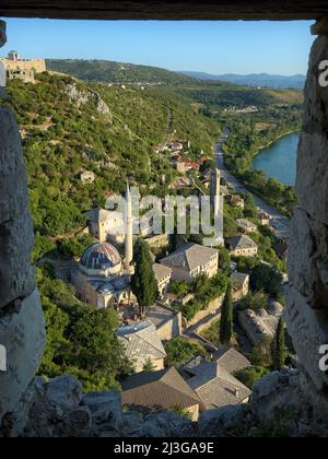 Hochansicht mittelalterliche befestigte Stadt Pocitelj, Bosnien und Herzegowina Stockfoto